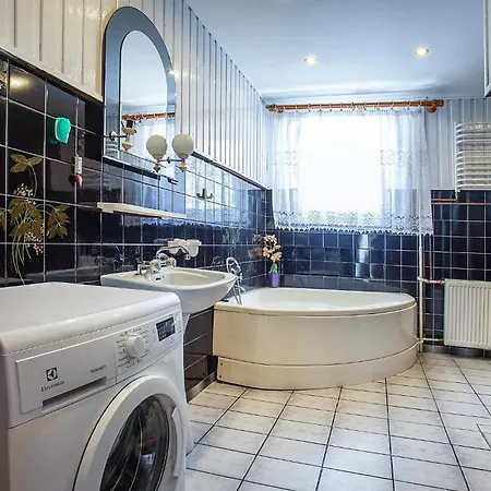 3 Bedroom Awesome In Διαμέρισμα Gowidlino